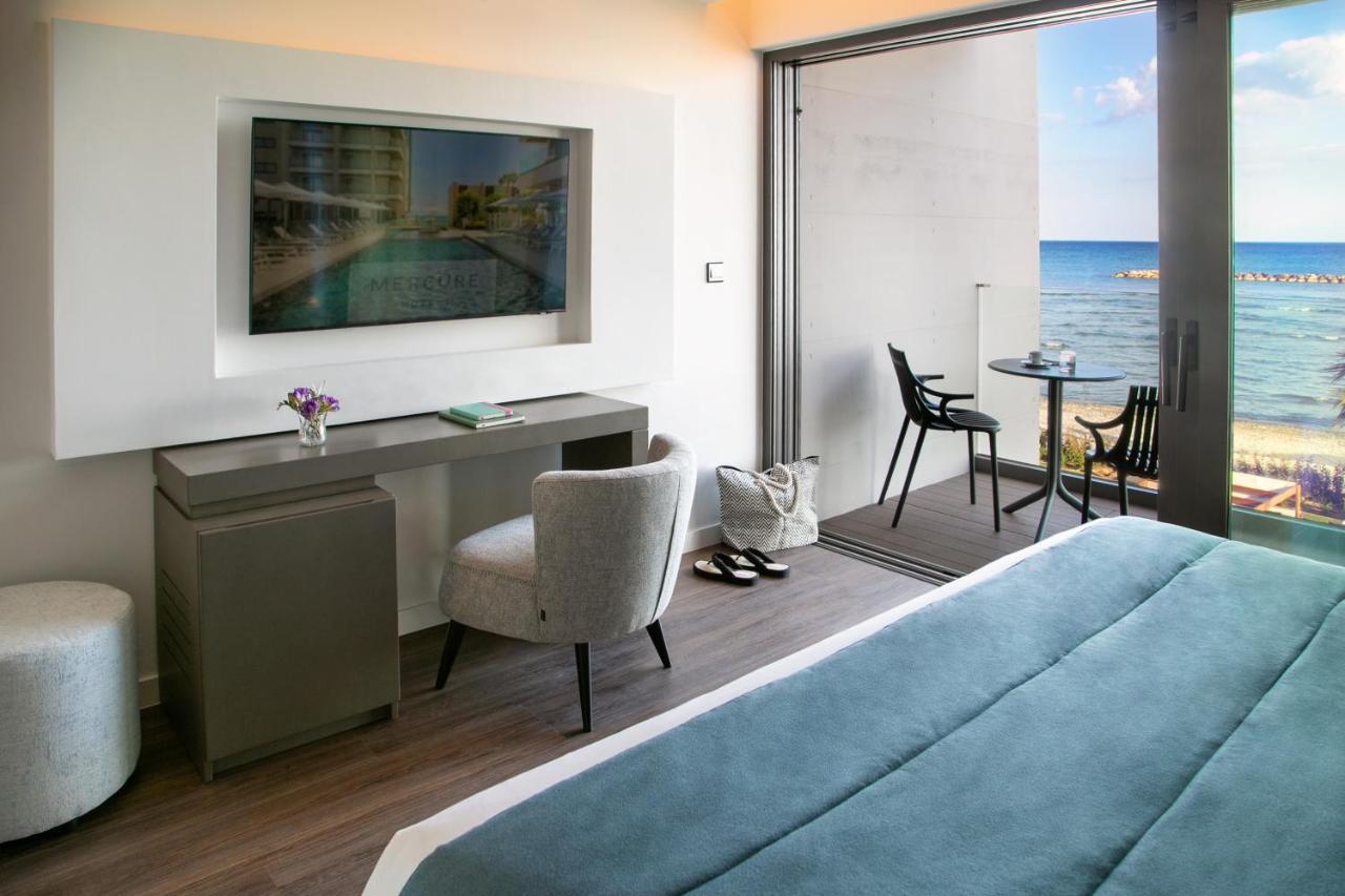 Mercure Larnaca Beach Resort Bagian luar foto