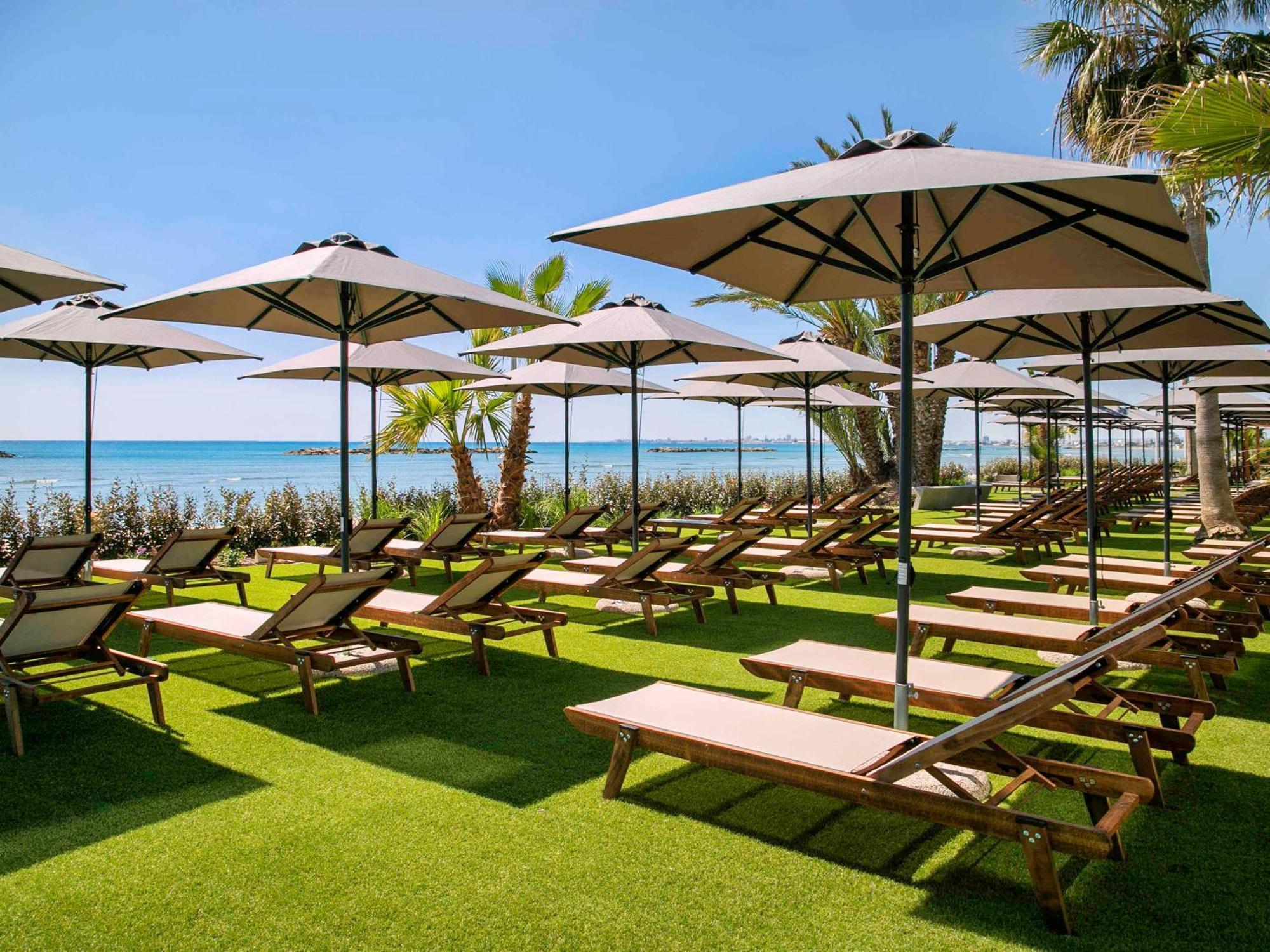 Mercure Larnaca Beach Resort Bagian luar foto