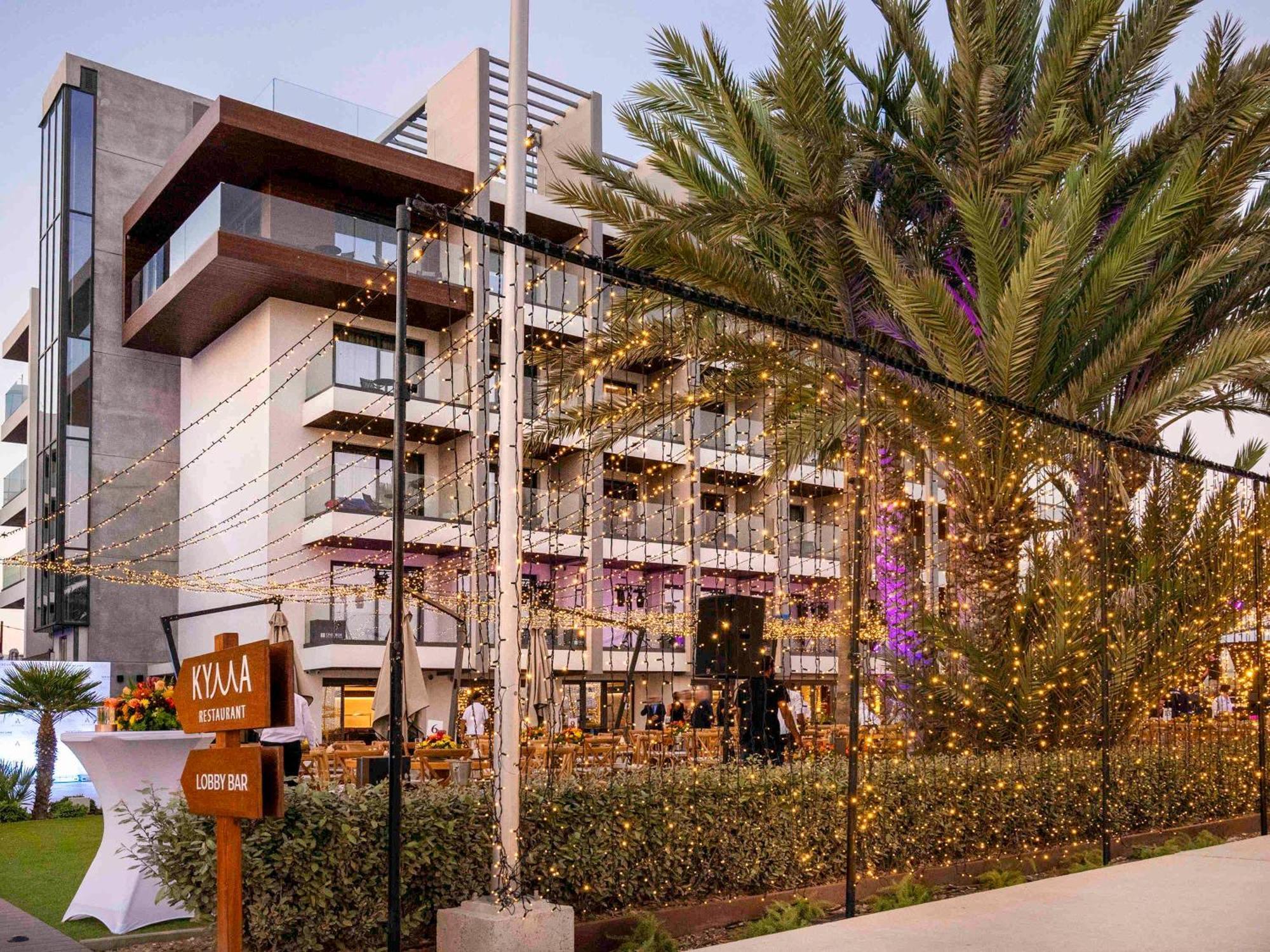 Mercure Larnaca Beach Resort Bagian luar foto