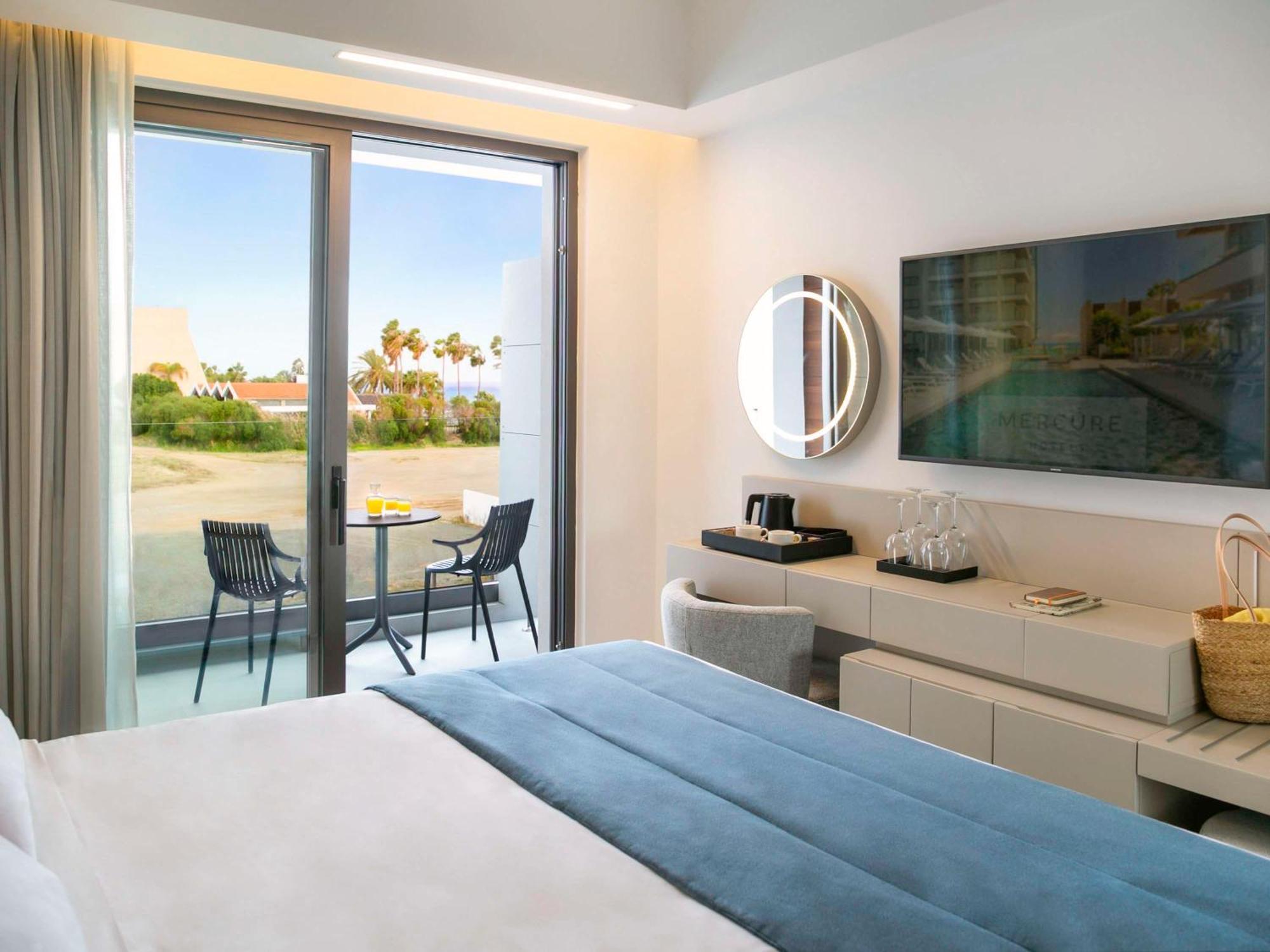 Mercure Larnaca Beach Resort Bagian luar foto