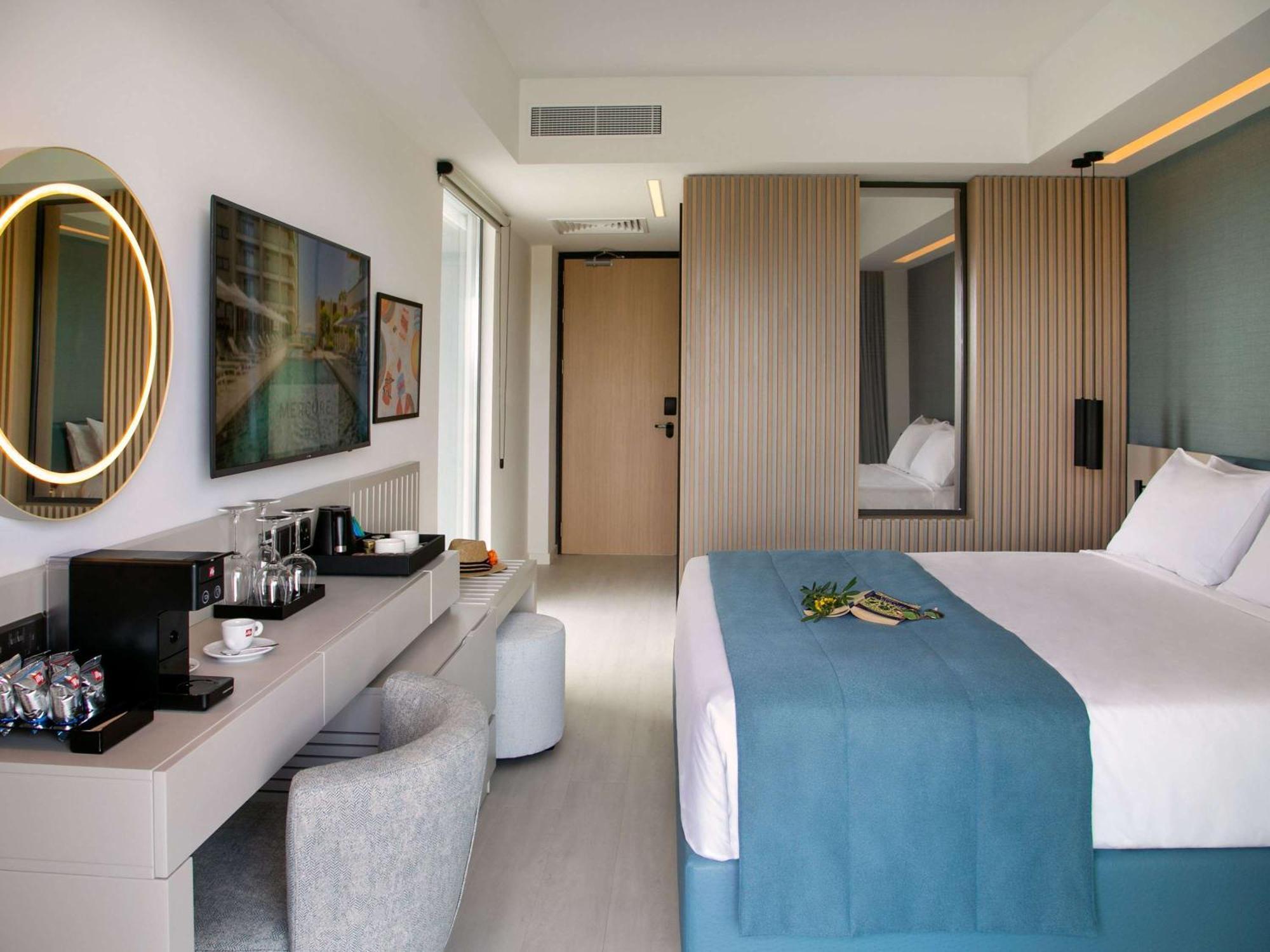 Mercure Larnaca Beach Resort Bagian luar foto