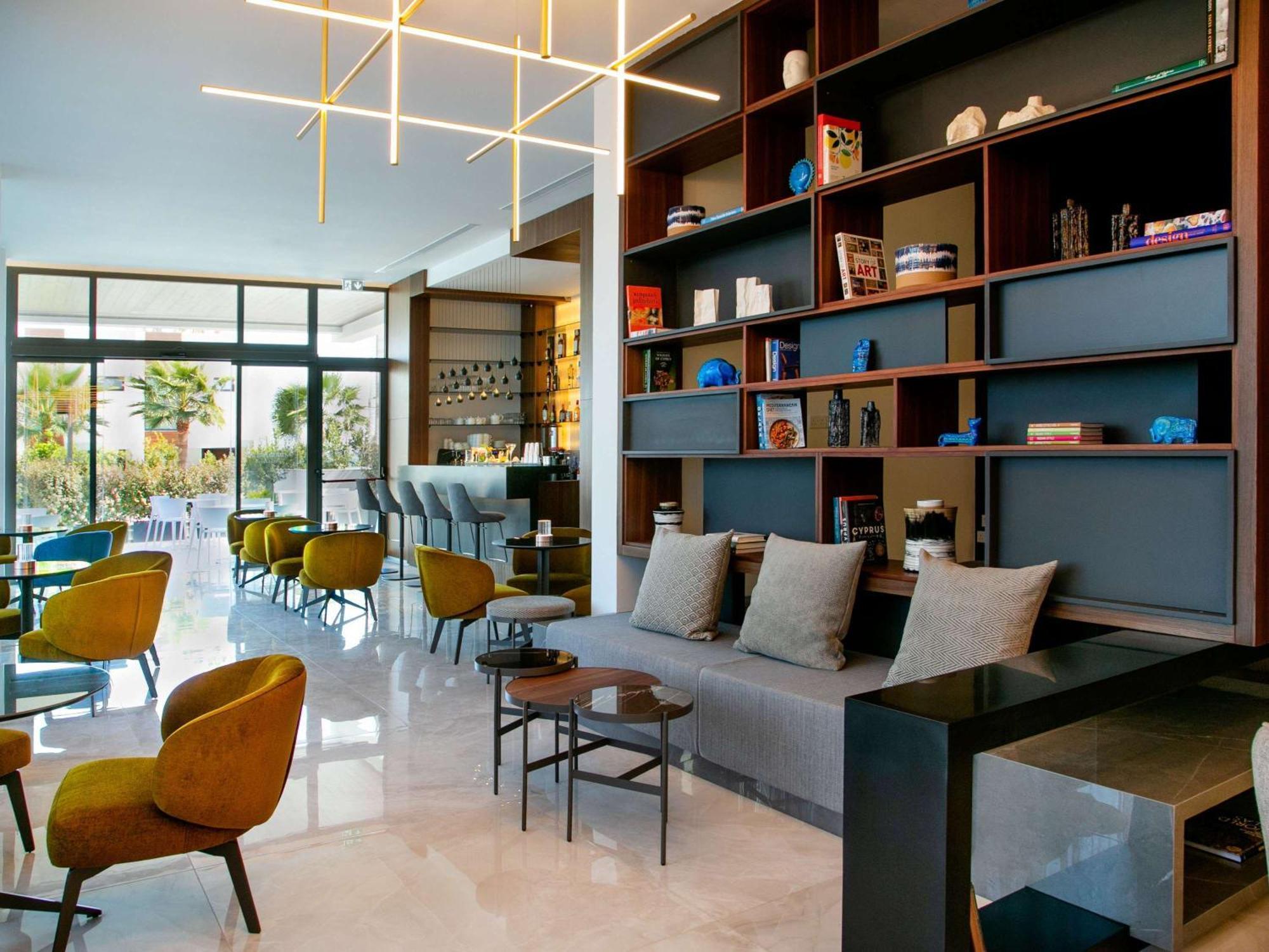 Mercure Larnaca Beach Resort Bagian luar foto