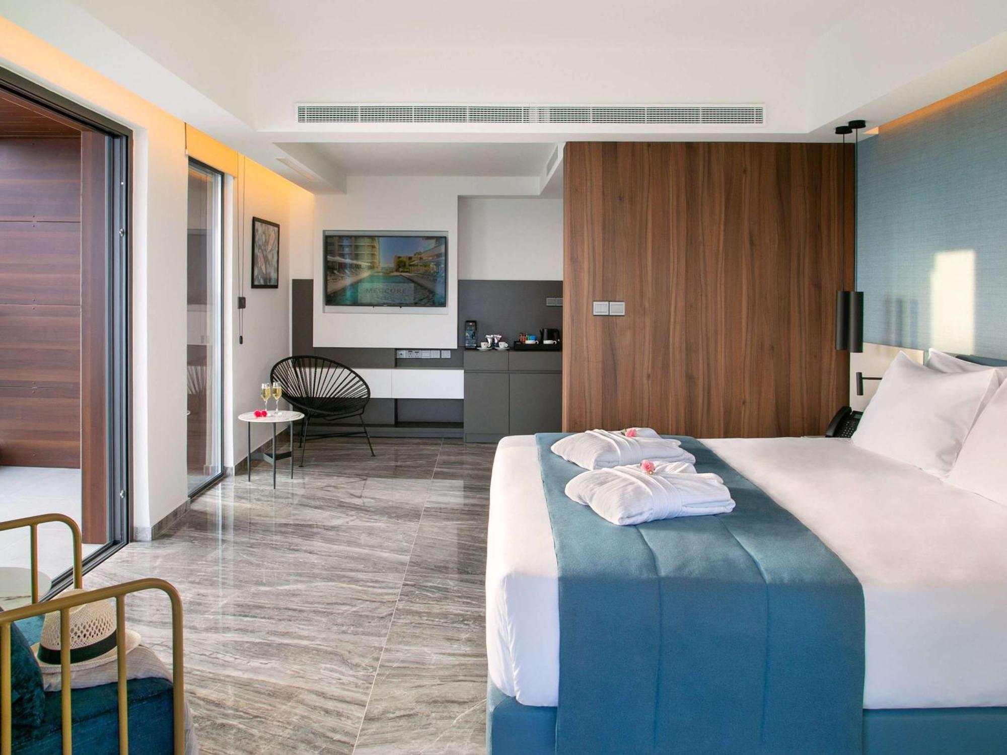 Mercure Larnaca Beach Resort Bagian luar foto