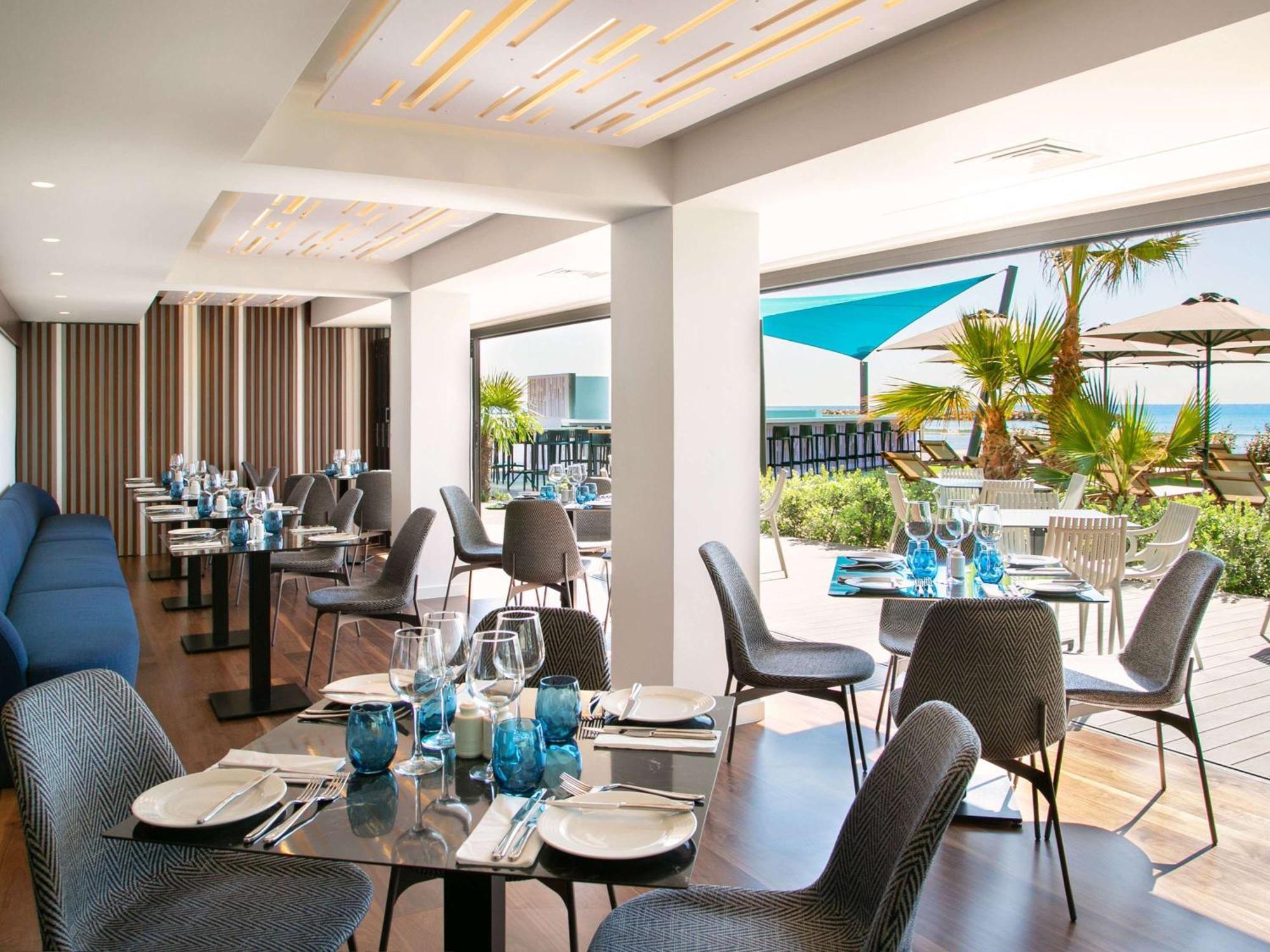 Mercure Larnaca Beach Resort Bagian luar foto