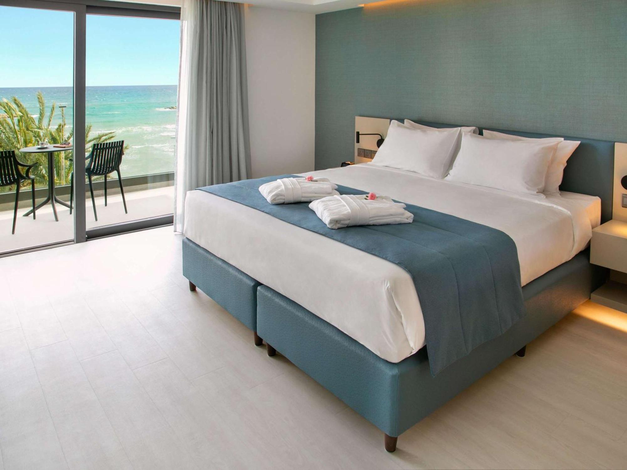 Mercure Larnaca Beach Resort Bagian luar foto