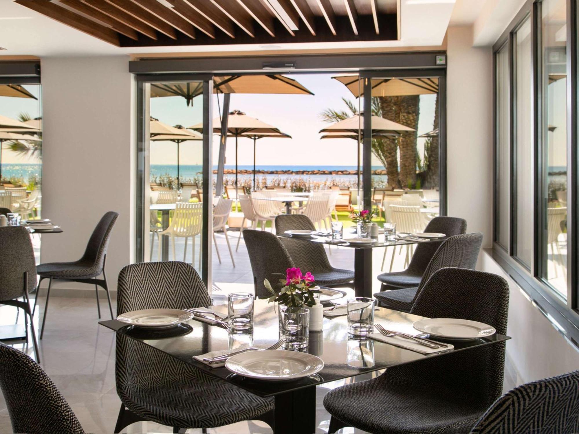 Mercure Larnaca Beach Resort Bagian luar foto