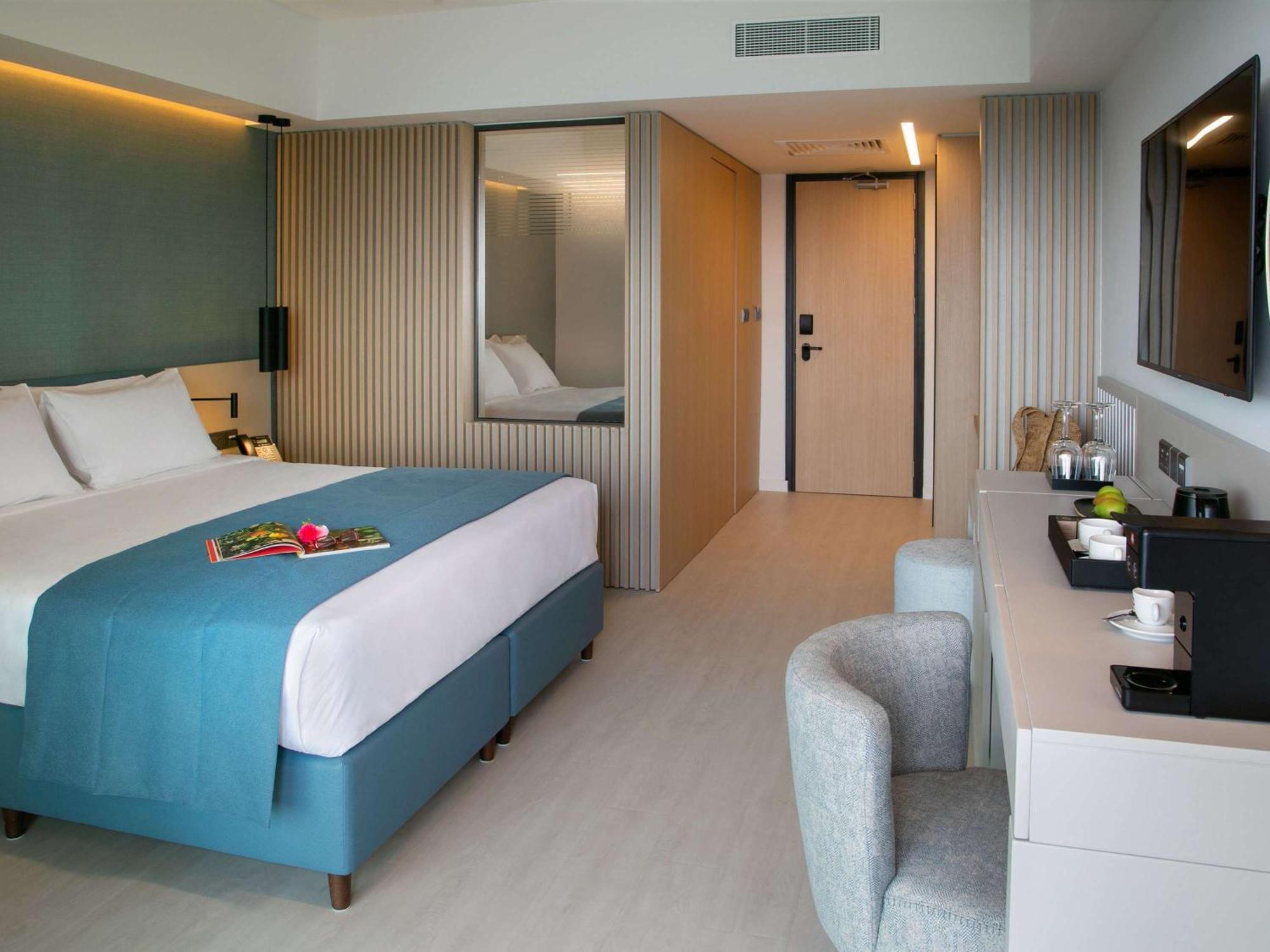 Mercure Larnaca Beach Resort Bagian luar foto