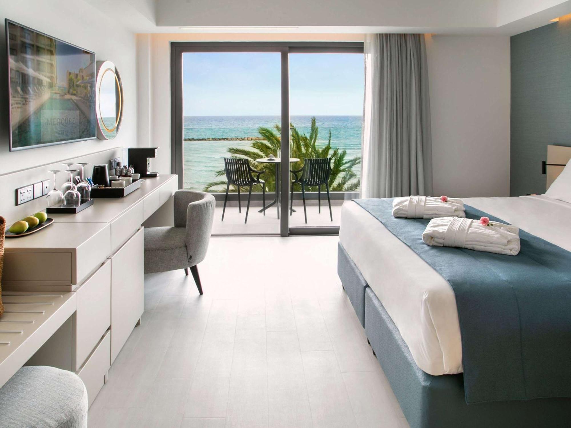 Mercure Larnaca Beach Resort Bagian luar foto