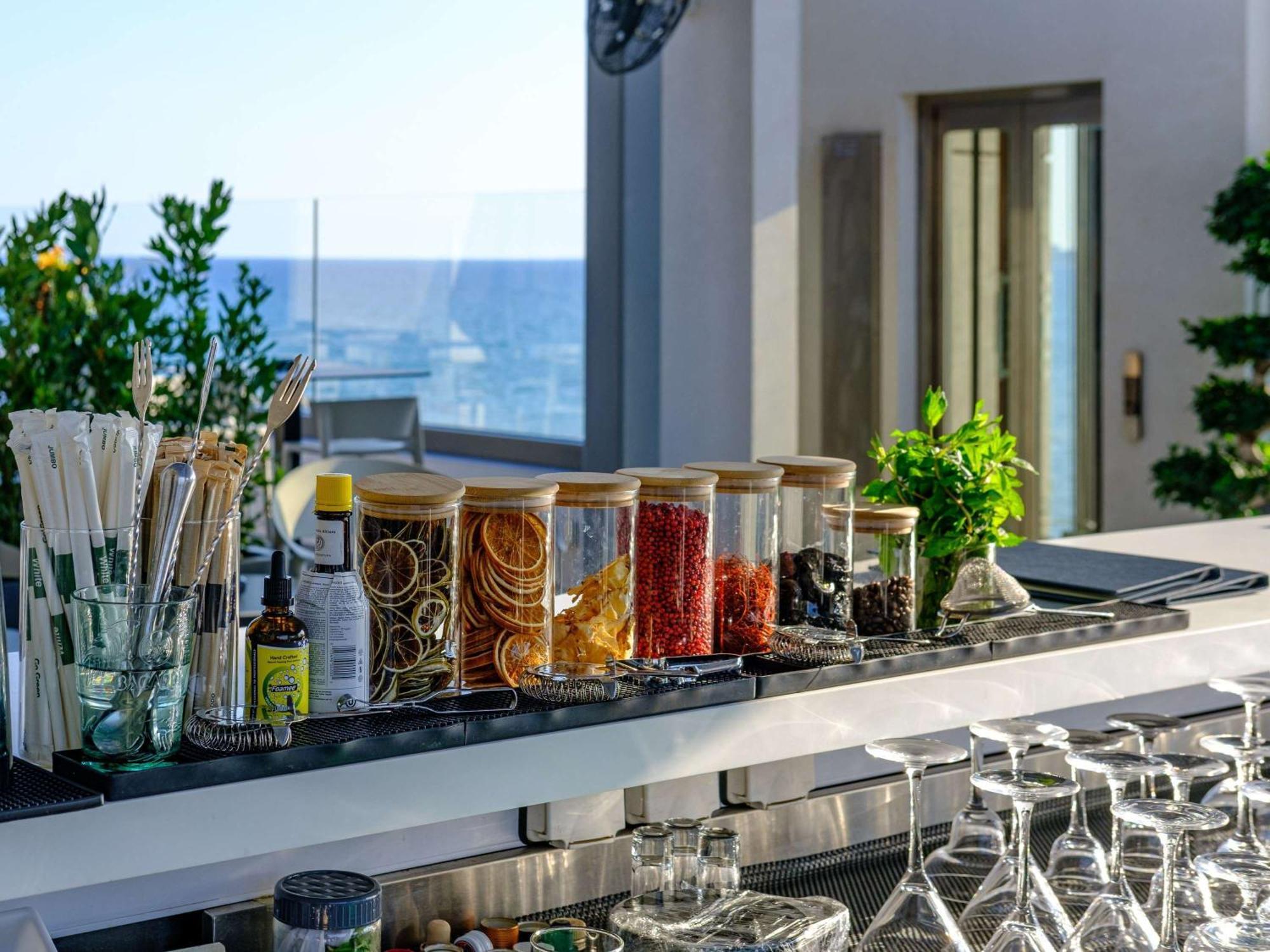 Mercure Larnaca Beach Resort Bagian luar foto