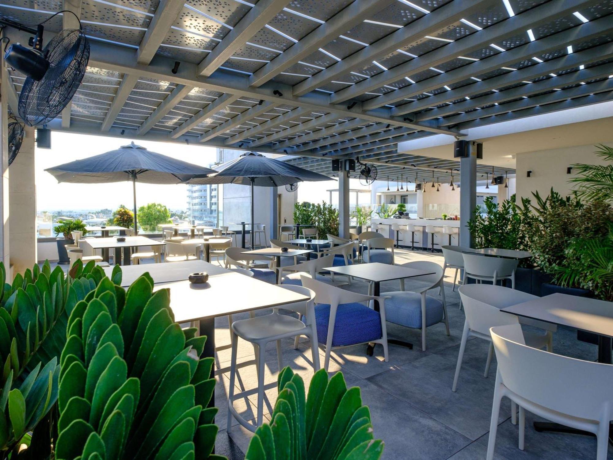 Mercure Larnaca Beach Resort Bagian luar foto