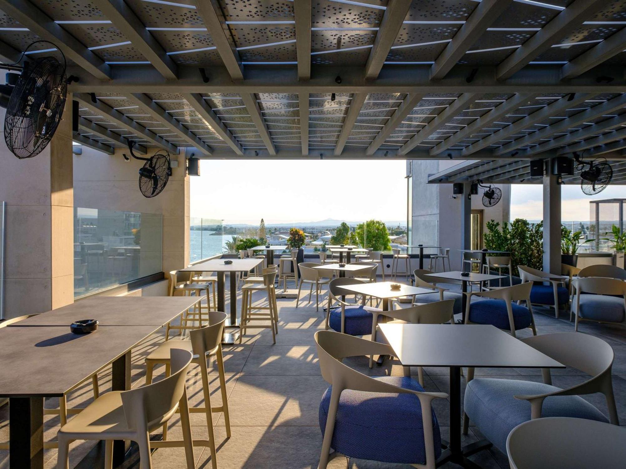 Mercure Larnaca Beach Resort Bagian luar foto