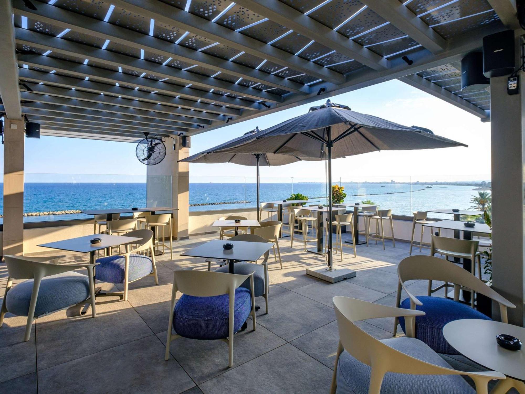 Mercure Larnaca Beach Resort Bagian luar foto