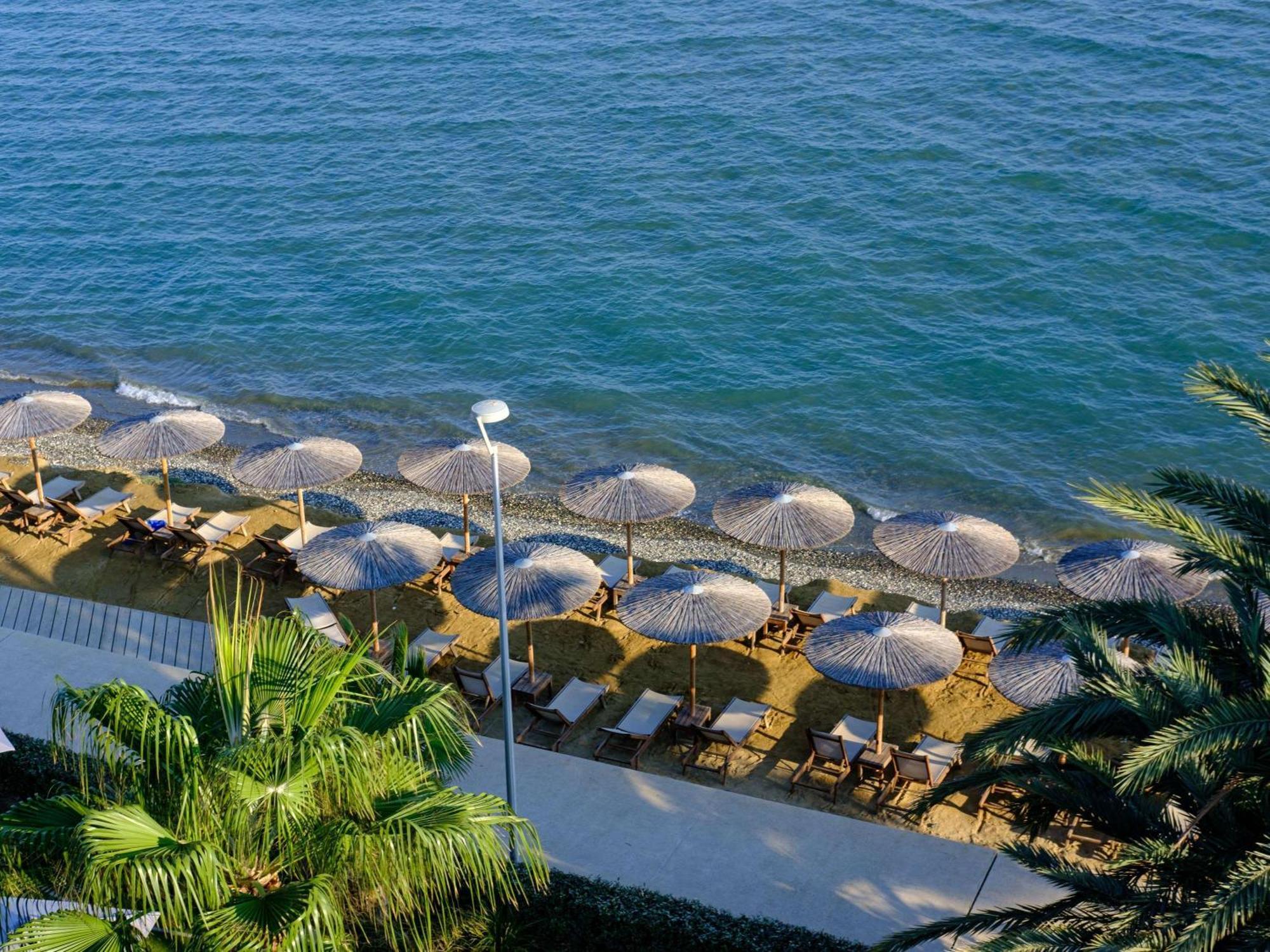 Mercure Larnaca Beach Resort Bagian luar foto